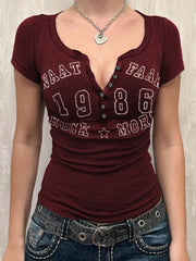 Camiseta de manga corta con muescas y letras divinas