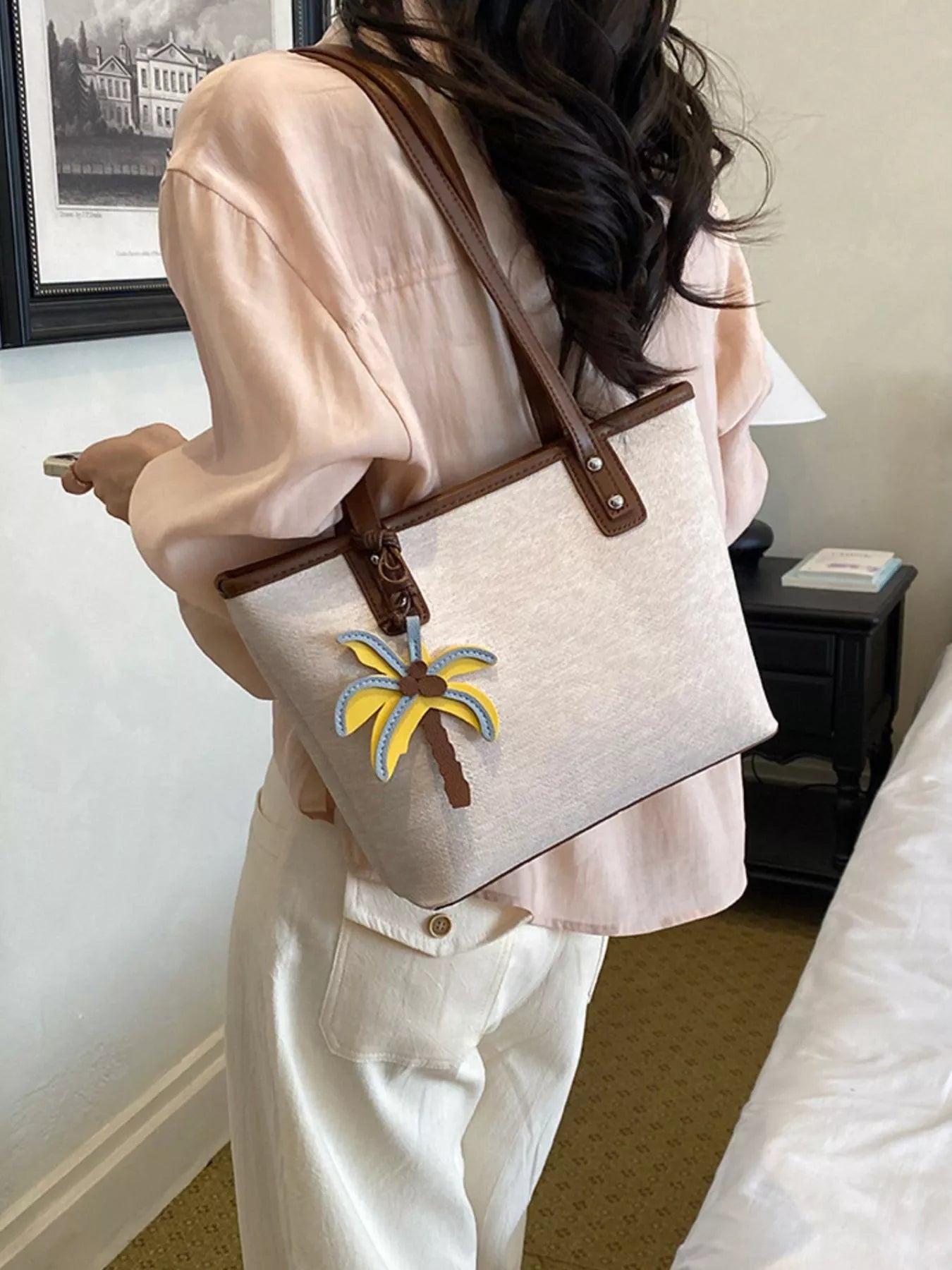 contrast-trim-shoulder-bag-with-tropical-palm-tree-charm-09