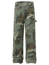Men's green camouflage cargo pants with pockets and a camouflage pattern.