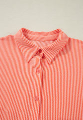 Camisa de media manga con botones y cordón, de corte alto y bajo