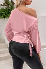 Blusa de manga larga con un hombro al descubierto y cordón ajustable