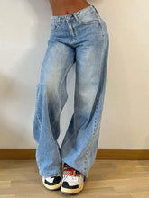Women's wide-leg jeans with pockets and a buttoned closure.