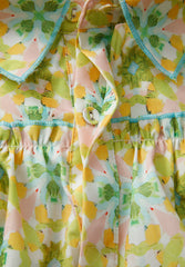 Blusa de manga larga con cuello y estampado de volantes