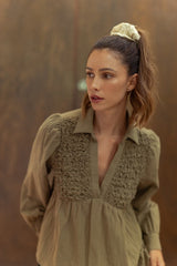 Blusa babydoll de manga larga con fruncido frontal de Annie Wear