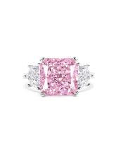 Anillo de 3 diamantes rosas cultivados en laboratorio con corte cojín