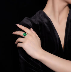 Anillo de oro amarillo con tres diamantes cultivados de talla esmeralda