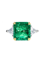 Anillo de oro amarillo con tres diamantes cultivados de talla esmeralda