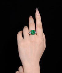 Anillo de oro amarillo con tres diamantes cultivados de talla esmeralda