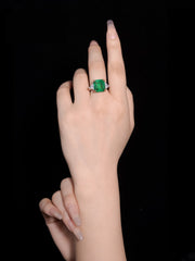 Anillo de oro amarillo con tres diamantes cultivados de talla esmeralda