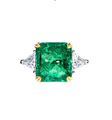 Anillo de oro amarillo con tres diamantes cultivados de talla esmeralda