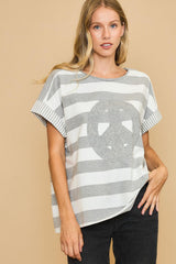 Camiseta de rizo francés a rayas con parche del símbolo de la paz de Umgee