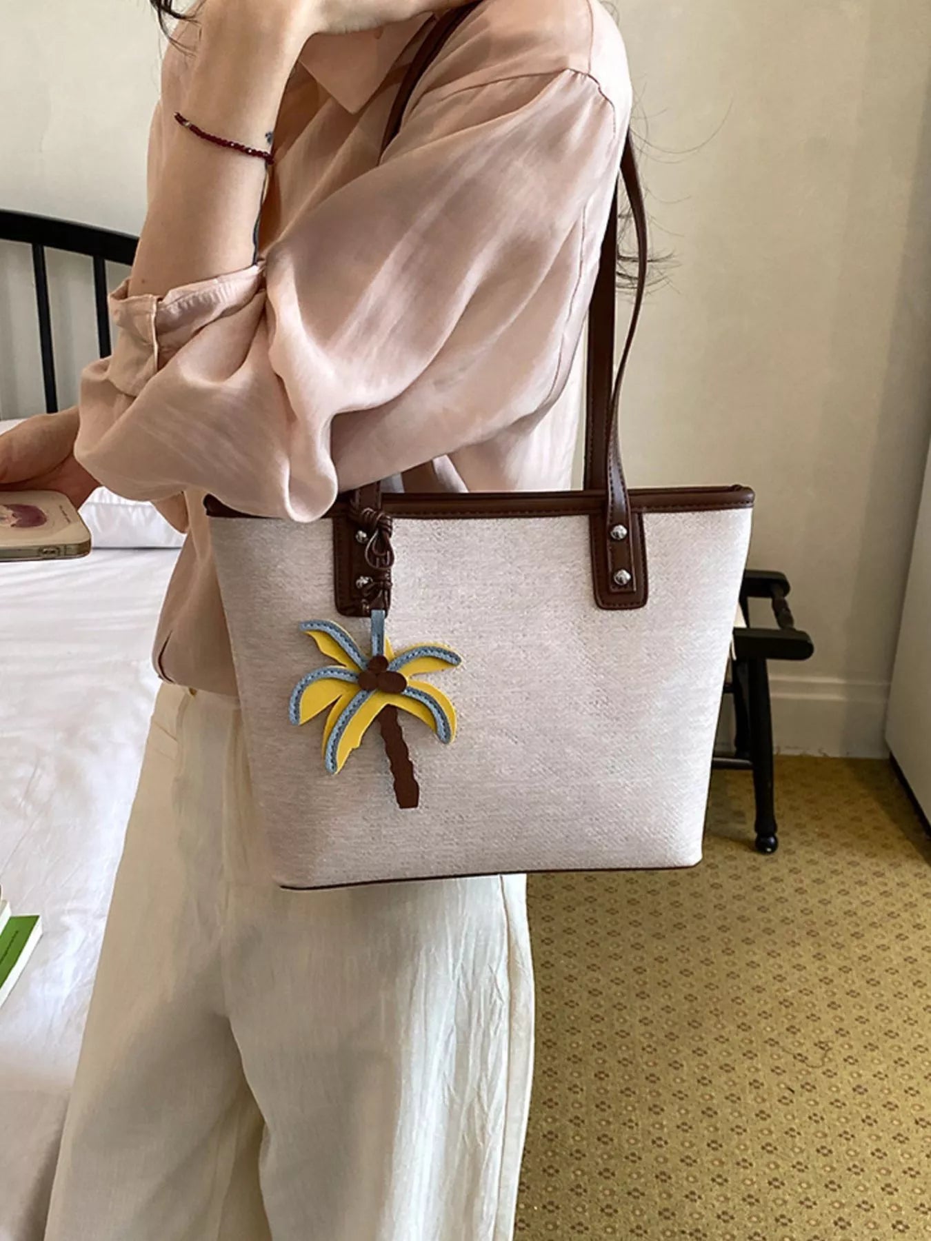 contrast-trim-shoulder-bag-with-tropical-palm-tree-charm-06