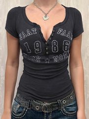 Camiseta de manga corta con muescas y letras divinas