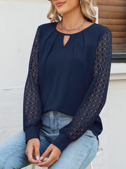 Blusa de manga larga con encaje y cuello redondo recortado