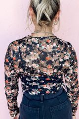 Blusa floral de cuello redondo y manga larga