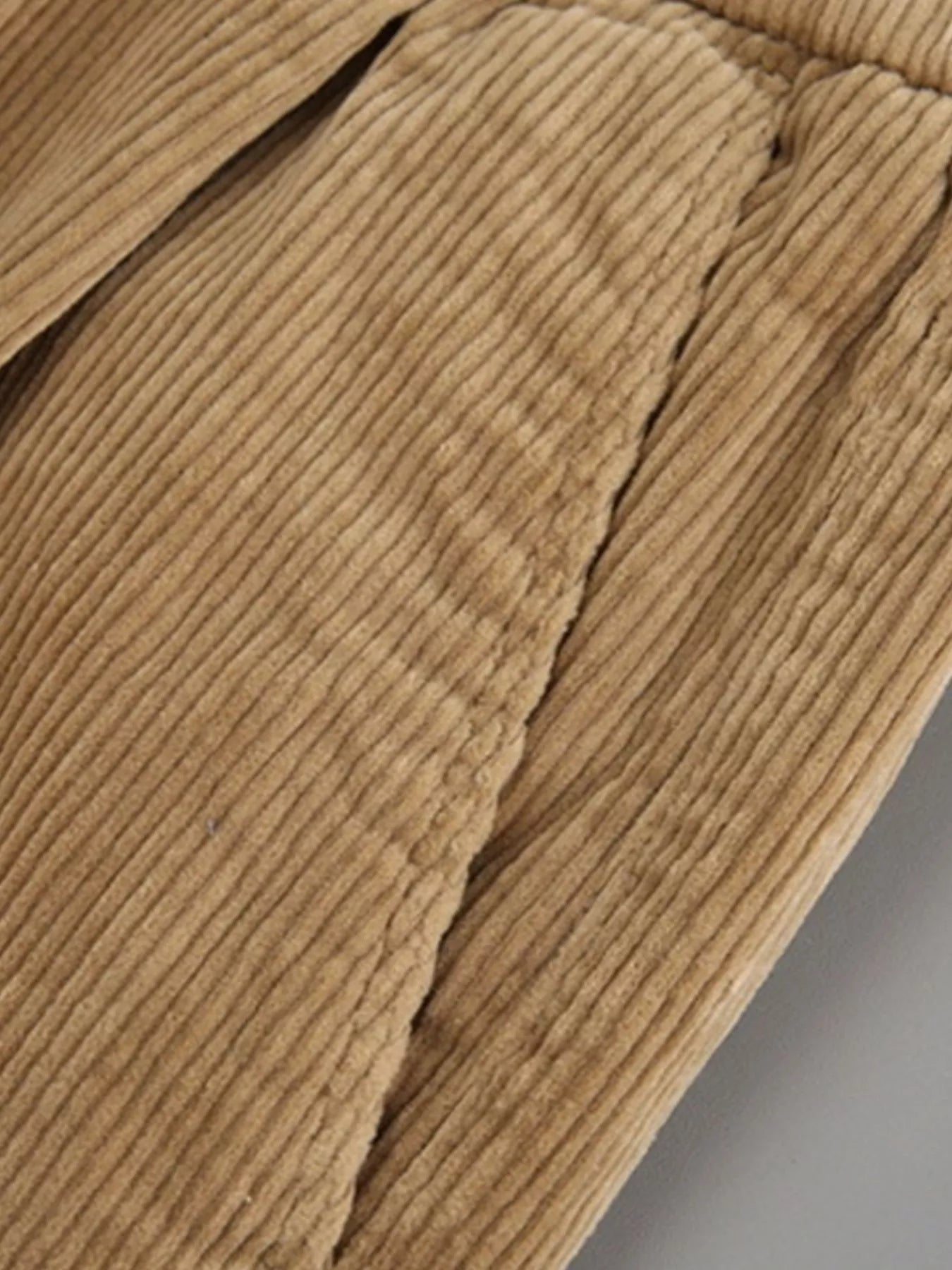 Men's pleated corduroy casual pants with pockets.