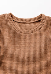 Blusa con cuello redondo, mangas abullonadas y botones decorativos