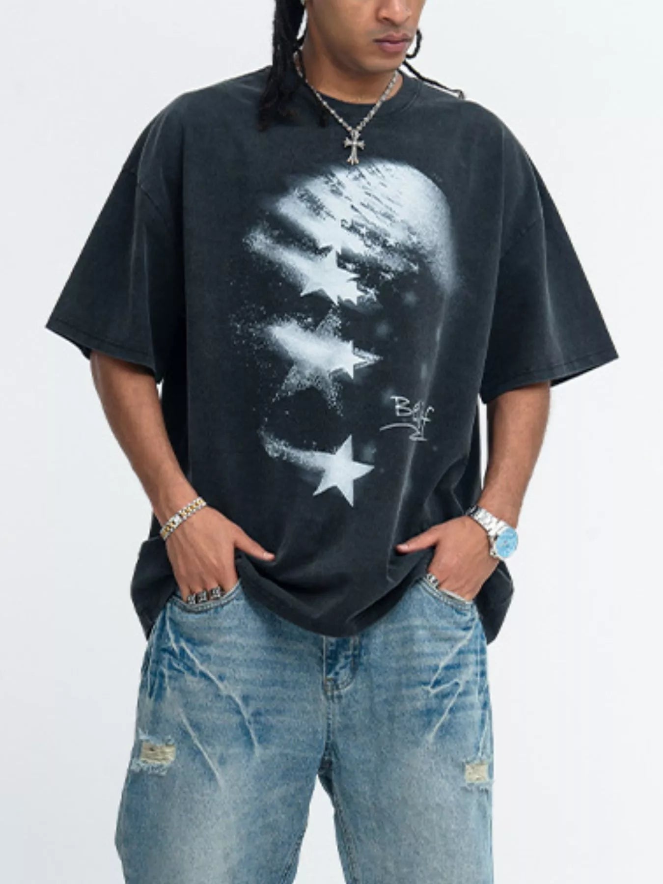 Men's cotton T-shirt featuring a round neckline and star design.