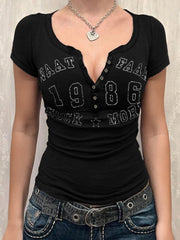 Camiseta de manga corta con muescas y letras divinas