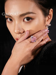 Anillo de diamantes de tres piedras con corte cojín rosa claro elegante de 7 quilates