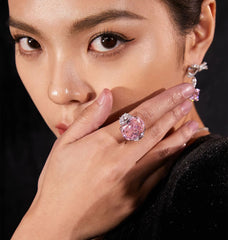 Anillo de diamantes de tres piedras con corte cojín rosa claro elegante de 7 quilates