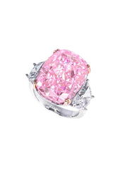Anillo de diamantes de tres piedras con corte cojín rosa claro elegante de 7 quilates