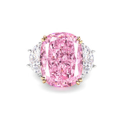 Anillo de diamantes de tres piedras con corte cojín rosa claro elegante de 7 quilates