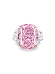Anillo de diamantes de tres piedras con corte cojín rosa claro elegante de 7 quilates