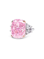 Anillo de diamantes de tres piedras con corte cojín rosa claro elegante de 7 quilates