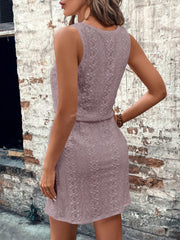 Vestido sin mangas con cuello redondo y cordón con ojales