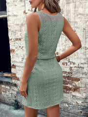 Vestido sin mangas con cuello redondo y cordón con ojales