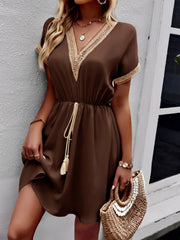 Minivestido Devine de manga corta con escote en V y ribete en contraste