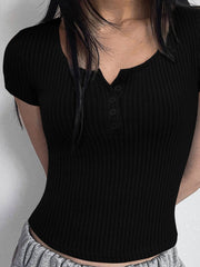 Camiseta de manga corta con cuello redondo y detalle de botones Devine