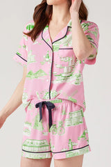 Conjunto de estar por casa con top estampado con cuello de cuello y pantalones cortos con cordón