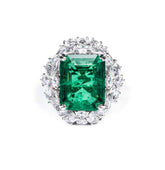 Anillo de diamantes de laboratorio con incrustaciones de talla esmeralda