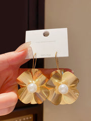 Pendientes colgantes de filigrana dorada con diseño floral y perla sintética blanca cremosa