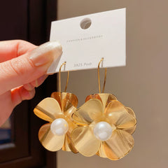 Pendientes colgantes de filigrana dorada con diseño floral y perla sintética blanca cremosa