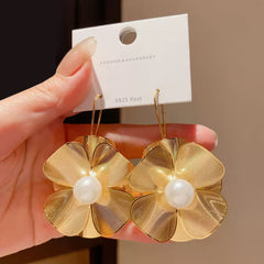 Pendientes colgantes de filigrana dorada con diseño floral y perla sintética blanca cremosa