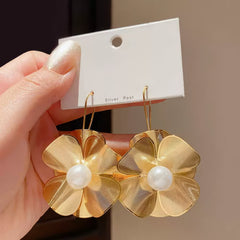 Pendientes colgantes de filigrana dorada con diseño floral y perla sintética blanca cremosa