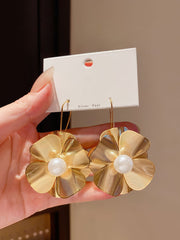 Pendientes colgantes de filigrana dorada con diseño floral y perla sintética blanca cremosa