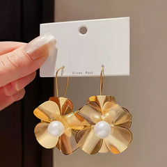 Pendientes colgantes de filigrana dorada con diseño floral y perla sintética blanca cremosa
