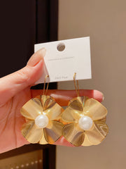 Pendientes colgantes de filigrana dorada con diseño floral y perla sintética blanca cremosa