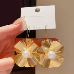 Pendientes colgantes de filigrana dorada con diseño floral y perla sintética blanca cremosa