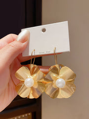 Pendientes colgantes de filigrana dorada con diseño floral y perla sintética blanca cremosa