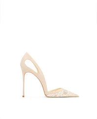 Tacones de punta puntiaguda con recortes bordados