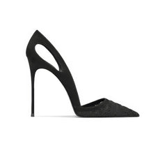 Tacones de punta puntiaguda con recortes bordados