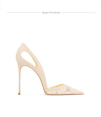 Tacones de punta puntiaguda con recortes bordados