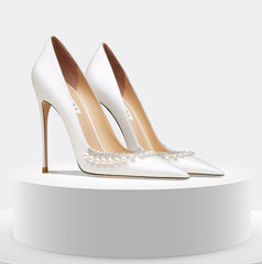 Tacones de satén con punta puntiaguda y flecos adornados con perlas