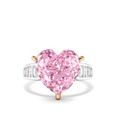Anillo de diamantes de laboratorio de talla baguette cónica con corte de corazón rosa