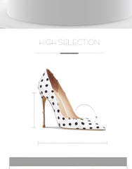 Zapatos de tacón puntiagudos con lunares